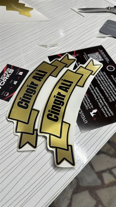 SVSTICKERWORKSETİKETCİ STİCKER ARKA CAM SÖZ YAZI VB. SORULARA YAZIN STİCKER MODELİ GOLD VE SİYAHETİKETCİ STİCKER ARKA CAM SÖZ YAZI VB. SORULARA YAZIN STİCKER MODELİ GOLD VE SİYAHNK250 2023-2025
