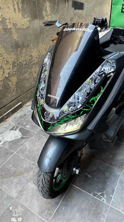 HONDA PCX 2025-2026 ÖN FAR STICKER ÇİFT RENK YEŞİL SİYAH TRİBAL DESEN ETİKET MODELİ ŞEFFAF FAR FİLM