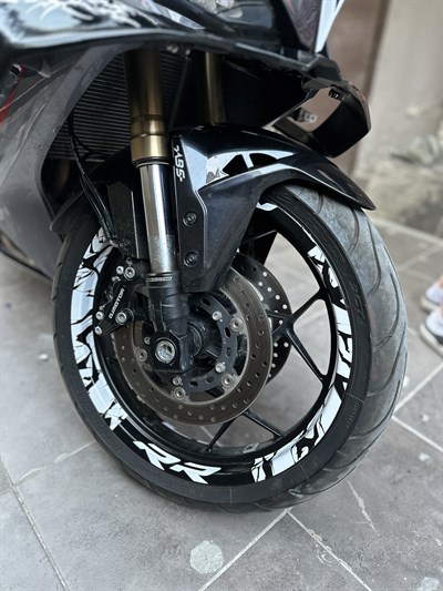 MOTOSİKLET YARIM JANT KAPLAMA DESENLİ RR YAZILI STICKER ETİKET MODELİ