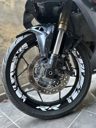 MOTOSİKLET YARIM JANT KAPLAMA DESENLİ RR YAZILI STICKER ETİKET MODELİ