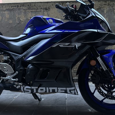 YAMAHA YZF-R25 2019-2024 ALT SAKAL VE YAN GRENAJ KARBON KAPLAMA DESEN STİCKER ETİKET MODELİ BEYAZ JUSTRIDE YAZILI SAĞ SOL ÇİFT