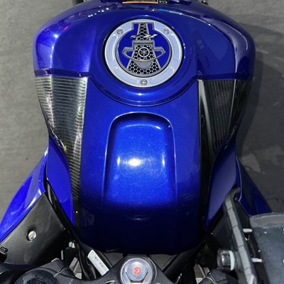 YAMAHA YZF-R25 DEPO ÜSTÜ KARBON STİCKER ETİKET MODELİ 2 ADET SAĞ SOL