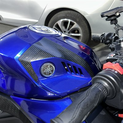 YAMAHA YZF-R25 DEPO ÜSTÜ KARBON STİCKER ETİKET MODELİ 2 ADET SAĞ SOL