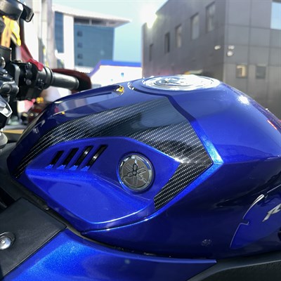 YAMAHA YZF-R25 DEPO ÜSTÜ KARBON STİCKER ETİKET MODELİ 2 ADET SAĞ SOL