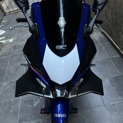 YAMAHA YZF-R25 ÖN KAFA BEYAZ STİCKER ETİKET MODELİ ÜÇGEN YARIŞ DESEN 1 ADET