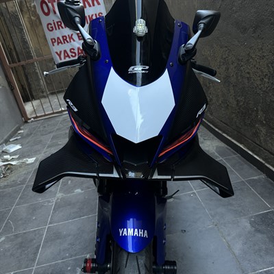 YAMAHA YZF-R25 ÖN KAFA BEYAZ STİCKER ETİKET MODELİ ÜÇGEN YARIŞ DESEN 1 ADET