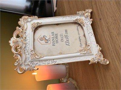 Antik Dekoratif Fotoğraf Çerçevesi – Beyaz & Eskitme Altın (13x18 cm)   