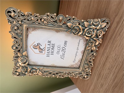 Gülşah 15x20 cm Mat Haki Yeşil Vintage Çerçeve – Barok Gül Kabartmalı Masaüstü Dekoratif Fotoğraf Çerçevesie çerçeve boyunca işlenmiş zarif inci detaylarıyla yaşam alanlarınıza sofis