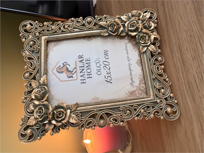 Gülşah 15x20 cm Mat Haki Yeşil Vintage Çerçeve – Barok Gül Kabartmalı Masaüstü Dekoratif Fotoğraf Çerçevesie çerçeve boyunca işlenmiş zarif inci detaylarıyla yaşam alanlarınıza sofis