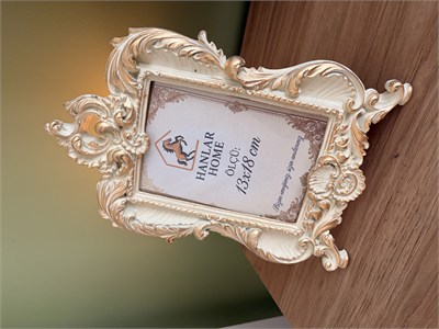 Barok Ayaklı Dekoratif Fotoğraf Çerçevesi – Krem & Eskitme Altın (13x18 cm)