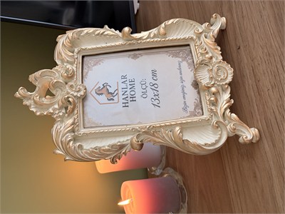 Barok Ayaklı Dekoratif Fotoğraf Çerçevesi – Krem & Eskitme Altın (13x18 cm)