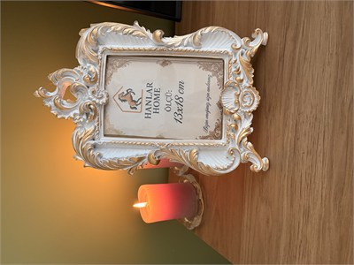 Barok Ayaklı Dekoratif Fotoğraf Çerçevesi – Beyaz & Eskitme Altın (13x18 cm)   