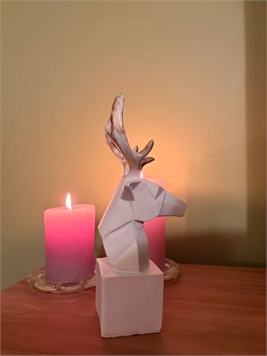 Geometrik Geyik Başı Biblo – Mat Beyaz & Altın Eskitme Boynuzlu Origami Tasarım Masaüstü Dekoratif Heykel