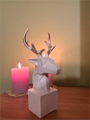 Geometrik Geyik Başı Biblo – Mat Beyaz & Altın Eskitme Boynuzlu Origami Tasarım Masaüstü Dekoratif Heykel