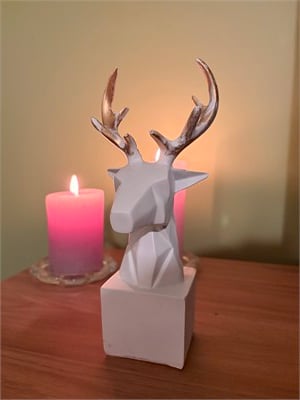 Geometrik Geyik Başı Biblo – Mat Beyaz & Altın Eskitme Boynuzlu Origami Tasarım Masaüstü Dekoratif Heykel