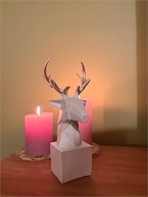 Geometrik Geyik Başı Biblo – Mat Beyaz & Altın Eskitme Boynuzlu Origami Tasarım Masaüstü Dekoratif Heykel