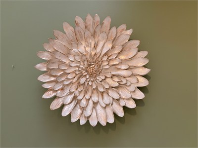 Çiçek Dekoratif Duvar Tabağı / Obje – Krem & Eskitme Altın Yaldız (28 cm)