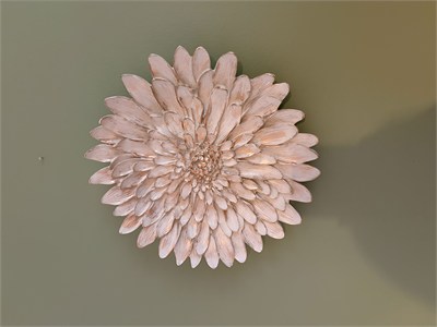 Çiçek Dekoratif Duvar Tabağı / Obje – Krem & Eskitme Altın Yaldız (28 cm)