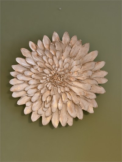 Çiçek Dekoratif Duvar Tabağı / Obje – Krem & Eskitme Altın Yaldız (28 cm)