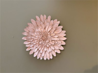 Çiçek Dekoratif Duvar Tabağı / Obje – Krem & Eskitme Altın Yaldız (28 cm)
