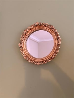 Dantel Yuvarlak Dekoratif Duvar Aynası – Parlak Altın Varaklı (28 cm)