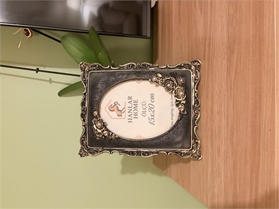 Güllü Barok Dikdörtgen Fotoğraf Çerçevesi – Siyah & Eskitme Altın (15x20 cm)