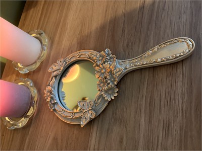 Kelebek ve Papatya Kabartmalı Vintage El Aynası – Vizon & Eskitme Altın
