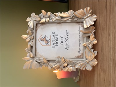 Kelebek Vizon Altın Eskitme Vintage Çerçeve – Kabartmalı Kelebek Figürlü Masaüstü Dekoratif Fotoğraf Çerçevesi (15x20 cm)