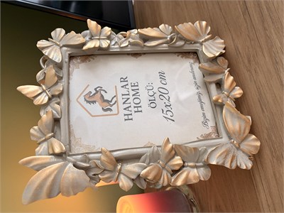 Kelebek Vizon Altın Eskitme Vintage Çerçeve – Kabartmalı Kelebek Figürlü Masaüstü Dekoratif Fotoğraf Çerçevesi (15x20 cm)