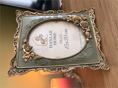 Güllü Barok Dikdörtgen Fotoğraf Çerçevesi – Haki & Eskitme Altın (15x20 cm)