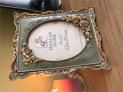 Güllü Barok Dikdörtgen Fotoğraf Çerçevesi – Haki & Eskitme Altın (15x20 cm)