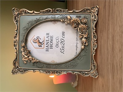 Güllü Barok Dikdörtgen Fotoğraf Çerçevesi – Haki & Eskitme Altın (15x20 cm)