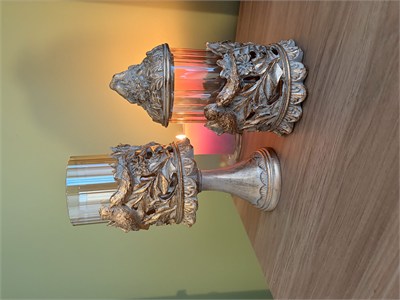 Kuşlu Ayaklı ve Kapaklı Dekoratif Cam Mumluk & Şekerlik Seti – Vizon Altın Eskitme 2li Şamdan & Kavanoz (27x12 cm & 23x12 cm)