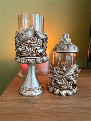 Kuşlu Ayaklı ve Kapaklı Dekoratif Cam Mumluk & Şekerlik Seti – Eskitme Gümüş Şampanya 2li Şamdan & Kavanoz (27x12 cm & 23x12 cm)