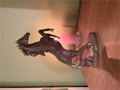 Şahlanan At Dekoratif Heykeli / Biblo – Kahverengi & Altın Detaylı (35x24 cm)
