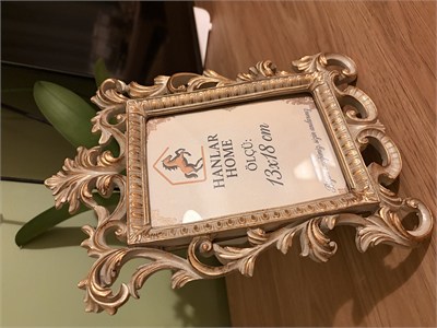 Desenli Dekoratif Fotoğraf Çerçevesi – Vizon & Altın Varaklı (13x18 cm)