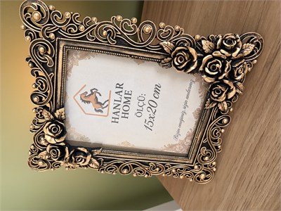 Gülşah 15x20 cm Siyah Altın Varak Eskitme Vintage Çerçeve – Barok Gül Kabartmalı Masaüstü Dekoratif Fotoğraf Çerçevesi