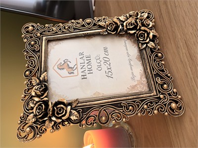 Gülşah 15x20 cm Siyah Altın Varak Eskitme Vintage Çerçeve – Barok Gül Kabartmalı Masaüstü Dekoratif Fotoğraf Çerçevesi