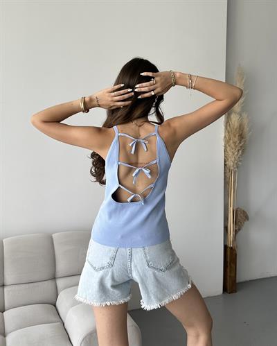 ASKILI ARKASI FİYONK DETAYLI TRİKO BLUZ - MAVİ