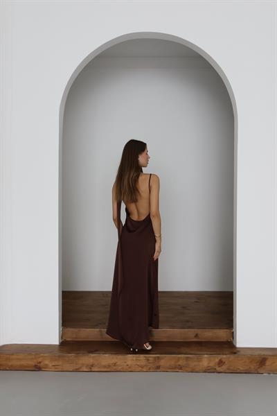 MAXİ BOY SATEN ELBİSE - KAHVERENGİ