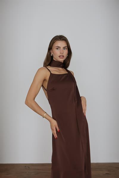 MAXİ BOY SATEN ELBİSE - KAHVERENGİ