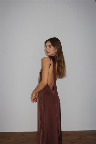 MAXİ BOY SATEN ELBİSE - KAHVERENGİ