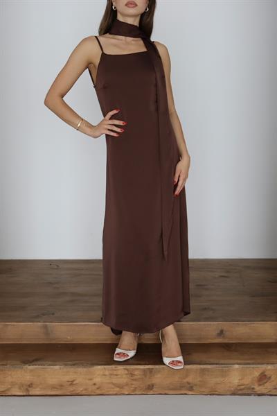 MAXİ BOY SATEN ELBİSE - KAHVERENGİ