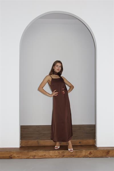 MAXİ BOY SATEN ELBİSE - KAHVERENGİ