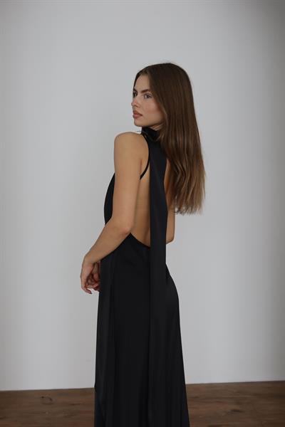 MAXİ BOY SATEN ELBİSE - SİYAH