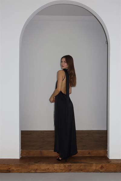 MAXİ BOY SATEN ELBİSE - SİYAH