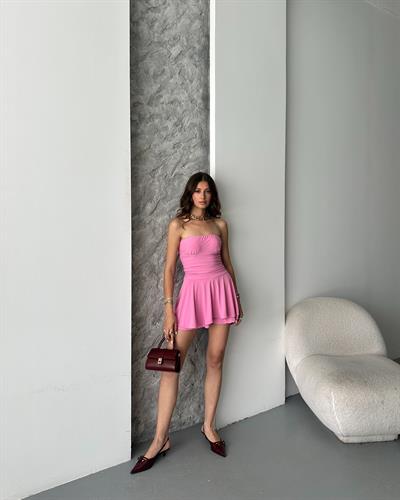 ŞORTLU YANI BÜZGÜLÜ SANDY ELBİSE - PEMBE