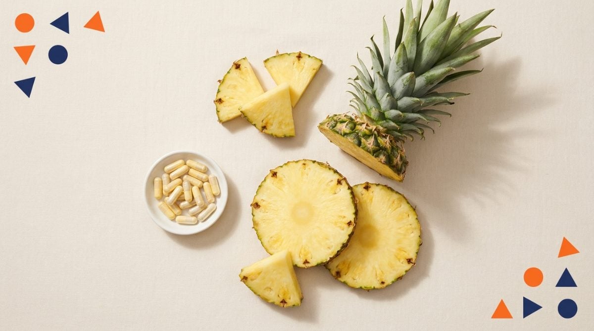 Taze ananas dilimleri ve bromelain enzim kapsülleri