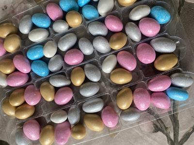 İçi çikolata dolgulu badem şekeri