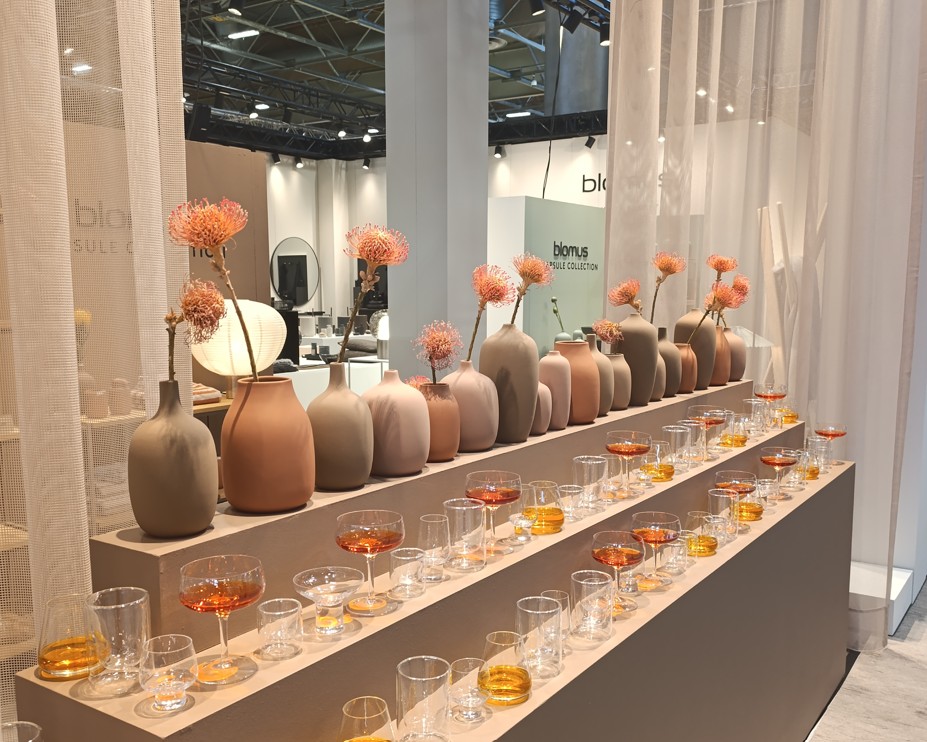 Terra cotta ve pudra tonlarıyla hazırlanmış bir stant
